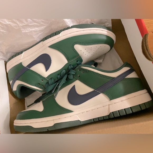 W NIKE Dunk Low - Picture 2 of 5